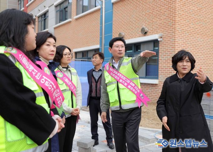 이상일 용인특례시장이 30일 기흥구 신갈초등학교를 찾아 어린이 안심골목과 승하차 구역 등 현장을 살펴 보고 있다