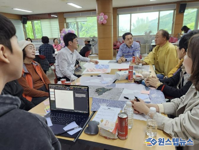 수원시 팔달구 행궁동 주민들이 중장기 발전 방향을 담은 우리동네 자치계획 수립을 위한 회의를 하고 있다.