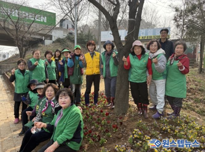 평택시 청북읍 새마을부녀회 봄꽃 심기로 봄기운 전해