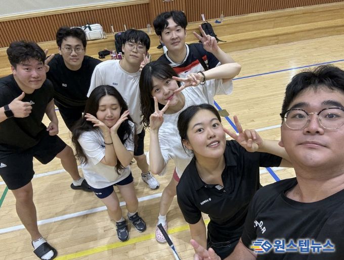 지난해 9월 광명시 청년동 동아리 사업 '아우름(Our Room)'의 운동 동아리 참여자들이 운동 후 기념 사진을 찍고 있는 모습