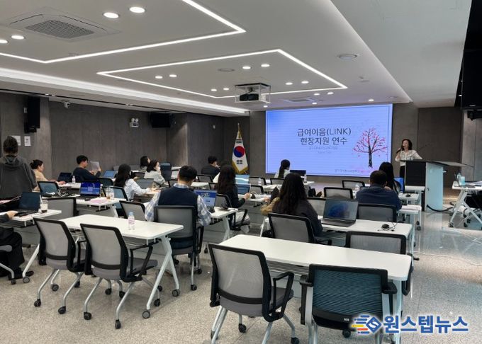 우측의 김정민 강사가 교육공무직원 급여이음(LINK) 현장지원 연수를 진행하고 있다.(사진=연수 현장)