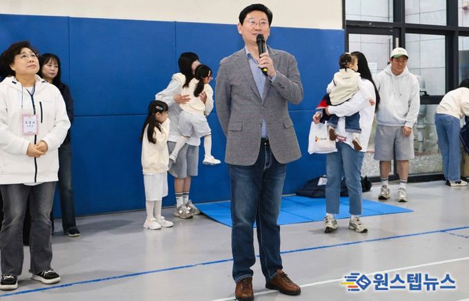 이상일 용인특례시장이 4일 용인제일교회에서 열린 시립용인어린이집 가족운동회에 참석해 인사말을 하고 있다