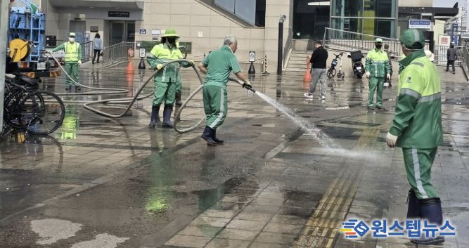 수원시 팔달구, 수원역 광장·환승센터 '반짝반짝 클린 ON' 합동 환경정비 실시
