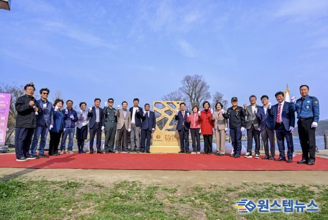 기념비 단체사진