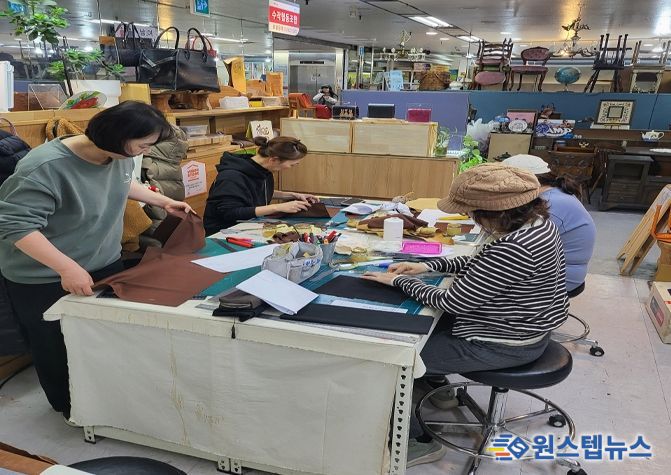 우리동네 학습공간 프로그램에 참여인 과천시민들 모습