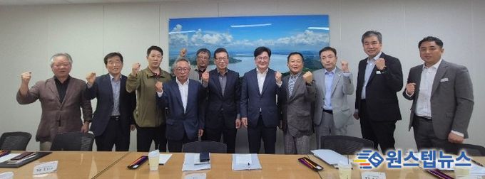 김병수 시장이 김포한강2콤팩트시티 내 대책위와 간담회를 갖고 있다.(2025.10.)