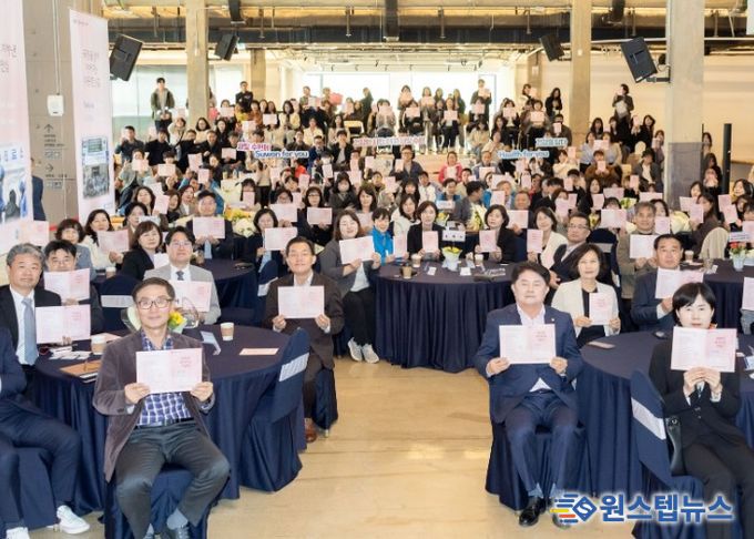 2026년 보건의 날 기념행사에서 이재준 수원특례시장(앞줄 왼쪽 테이블 오른쪽)과 참석자들이 함께하고 있다.