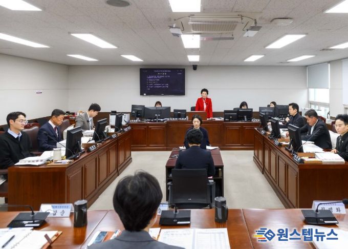 안산시의회 예산결산특별위원회가 지난 1일 제2상임위원회 회의실에서 안건 심사를 벌이고 있는 모습.