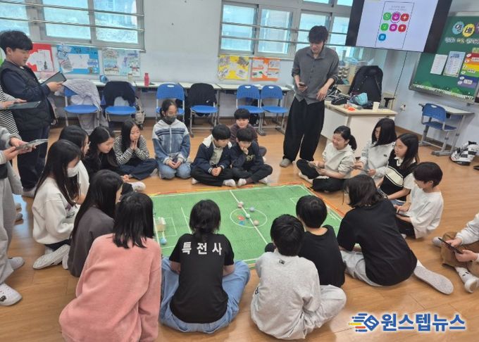 광주 신현초, VR·코딩 융합 ‘과학탐구 체험의 날’ 운영…미래 과학 역량 키운다