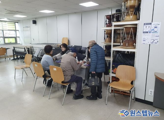 건강상담서비스를 이용하고 있는 시민들