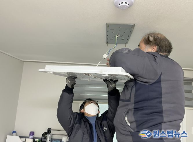 주거복지사업단이 효자손플러스 서비스를 통해 LED등 교체 작업을 하고 있다.