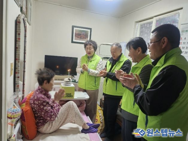 인창동 지역사회보장협의체 위원들이 생신을 맞은 어르신 가정을 방문해 축하하고 있다.