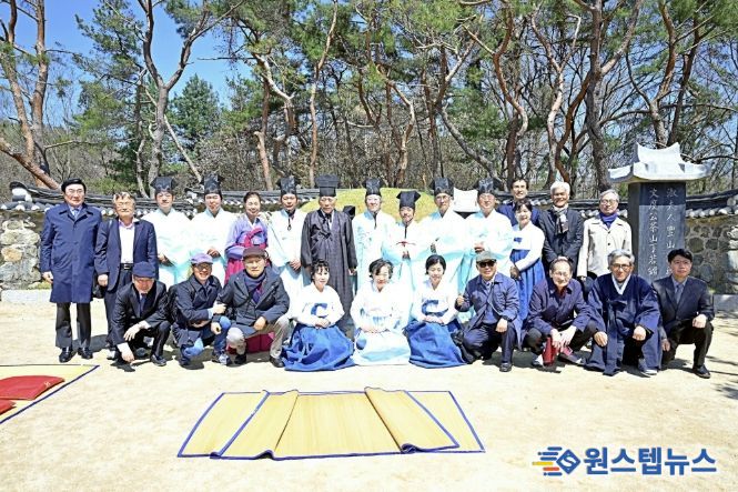 묘제 후 주요 참석자가 정약용 선생 묘소 앞에서 기념 촬영을 하고 있다