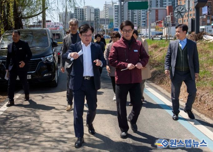 김병수 김포시장이 7일 고다니 유수지, 한강중앙공원, 김포대로 미세먼지 저감숲 조성 대상지 등 주요 사업 현장을 방문해 진행 상황을 점검하고 시민 중심의 공간 조성 방안을 모색하고 있다.