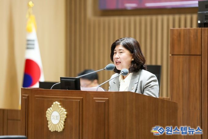 조미옥 의원이 제400회 임시회 제2차 본회의에서 오목천동 도시계획변경과 관련한 의견을 제시하고 있다.