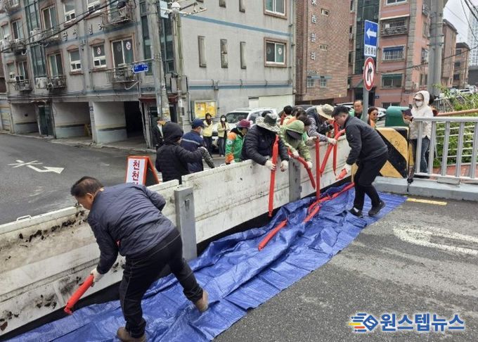 10일 집중호우에 앞서 목감천 개명교 일원에서 목감천 범람에 대비한 차수판 설치 훈련을 하고 있다.