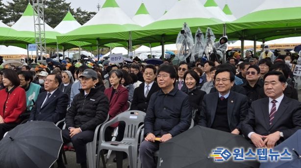 강석주 의원(오른쪽에서 두 번째)이 행사에 참석하고 있다.