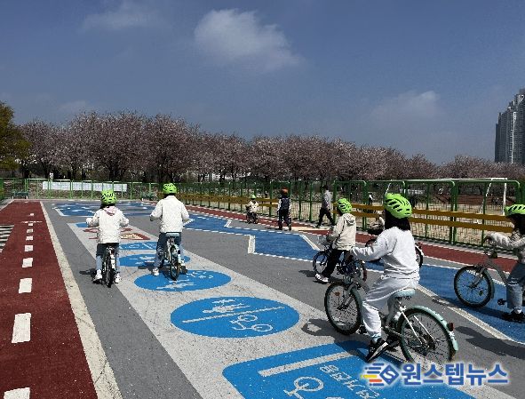 수원시가 만석공원 자전거교육장에서 ‘자전거 안전교육’을 운영하고 있다.