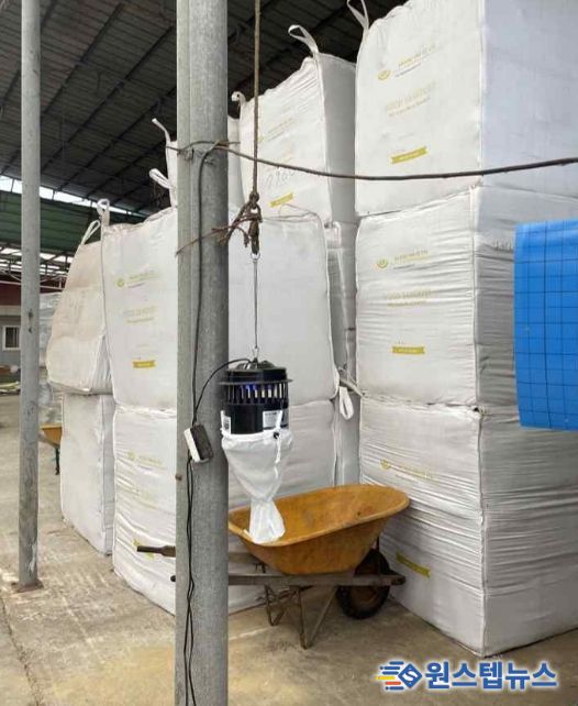 농가에 설치된 곤충 포집기