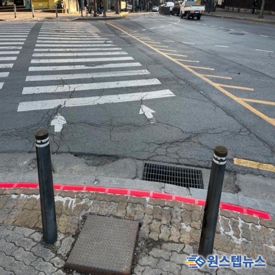 단국대삼거리 LED 바닥형 보행신호등 설치 모습