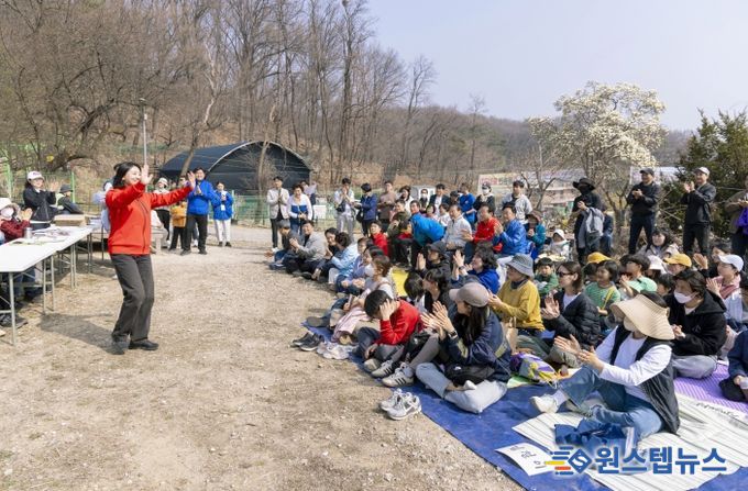 정초립 의원이 강북 도시농업체험장 시농제 행사에서 참석 주민들에게 인사하고 있다.