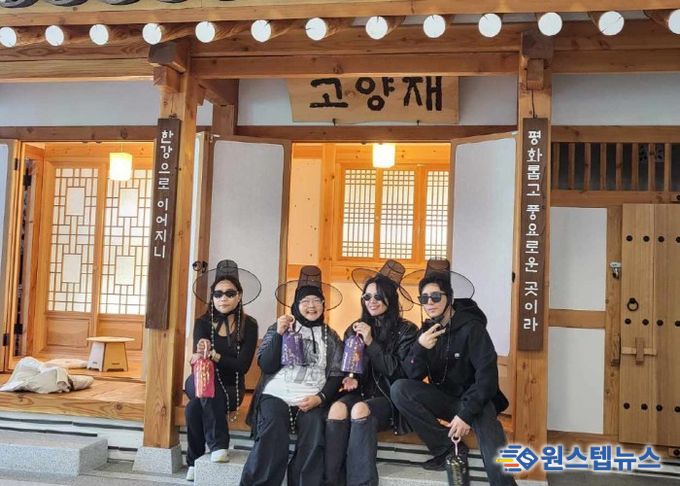 고양관광정보센터 고양재에 마련된 포토존에서 한국문화를 경험하고 있다.