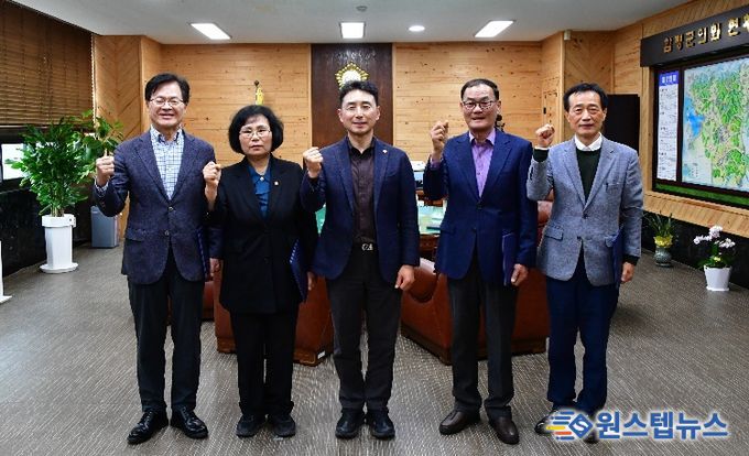 위촉장 수여식 기념사진(왼쪽부터 이정화 교수, 윤앵랑 의원, 이남오 의장, 채대섭(前 공무원), 윤영선(前 공무원))