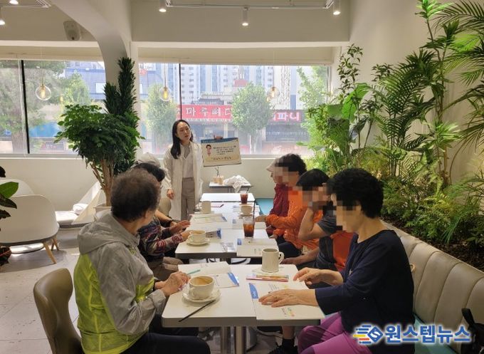 관내 카페에서 '찾아가는 병·의원 교육'을 운영하고 있다.