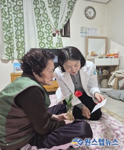 하남시 방문전담 간호사가 직접 대상 어르신 가정을 방문하여 하루 생활을 스스로 점검할 수 있는 행동 체크리스트에 대해 설명하고 있다.