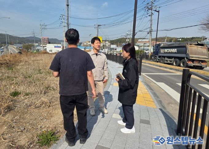 최병주 효행구청장이 삼천병마로 일원 집중관리구역에서 도로변 잡초 및 쓰레기 등 환경 저해 요소를 살피며 현장 점검을 실시하고 있다