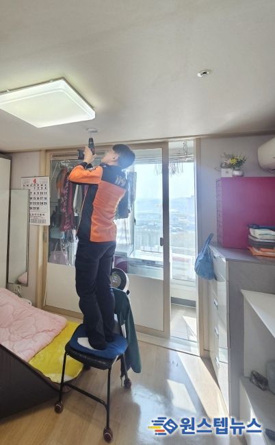 청각장애인 가구에 소방시설을 설치하고 있다