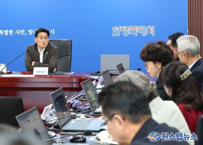 윤성진 화성특례시 제1부시장이 ‘제16회 화성 뱃놀이 축제’ 성공 개최를 위한 전략회의를 주재하며 주요 추진사항을 점검하고 있다