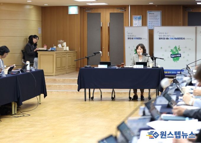 최혜민 광명시장 권한대행(부시장)이 15일 시청 대회의실에서 열린 '2050 탄소중립녹색성장위원회 제1차 정기회의'를 주재하고 있다.