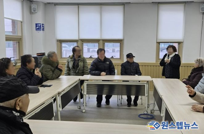 시민들이 부천시장애인회관에 설치된 텔레코일존을 이용하고 있다.