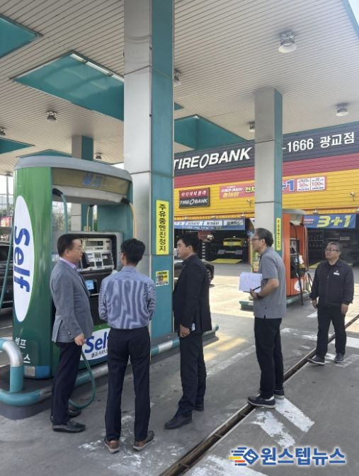 권혁주 수원시 환경국장(왼쪽 세 번째)이 동수원 톨게이트 인근 주유소에서 현장 점검을 하고 있다.