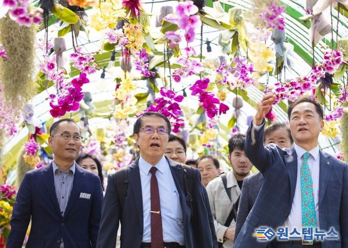오른쪽부터 농업생태원을 둘러보는 정장선 평택시장, 황웨이저 대만 타이난시장, 이우진 평택시 농업기술센터 소장