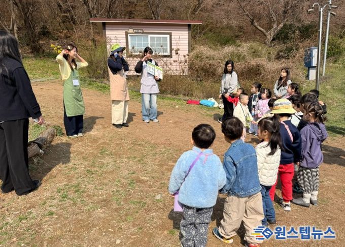 부천시육아종합지원센터는 장애영유아를 대상으로 자연친화적 놀이 경험 확대와 일상 속 생태 감수성 증진을 위해 ‘느리지만, 더 깊이 만나는 자연’을 진행하였다.