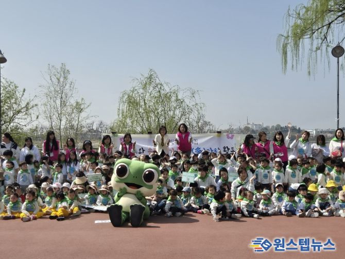 수원새빛형어린이집 원아들과 교직원들이 공원에서 ‘다가치 인성활동’에 참여해 기념촬영을 하고 있다.